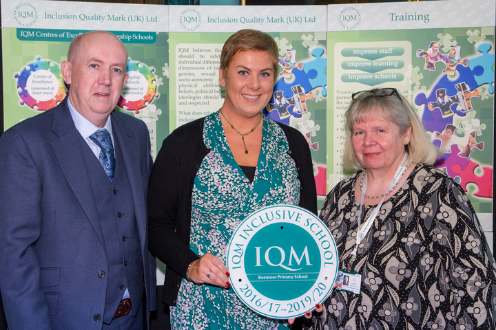 presenting-of-award-to-school